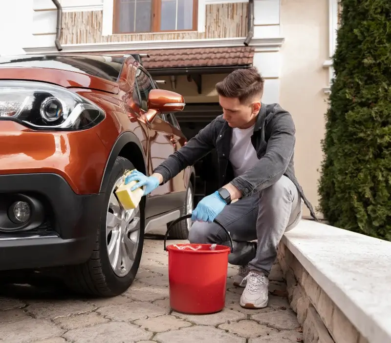 Lavage auto à domicile Bayel : professionnel intervenant sur un véhicule